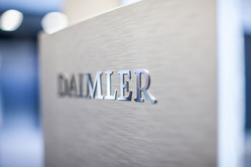 vera.pfister@daimler.com
