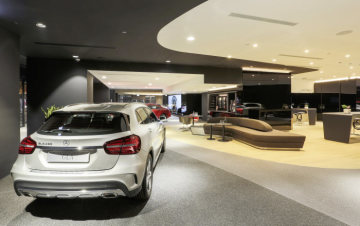 The architectural concept of the showrooms contrasts with a silver-white roof or celling design thanks to a black interior landscape. Spatial boundaries within the building are kept to a minimum to deliberately create an open-space feeling.