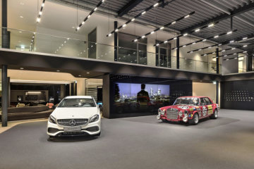 Alternating use of medial surfaces support the presentation and explanation of the products and services of an ever increasing portfolio, they also ensure highly emotive and individual advise and sales.