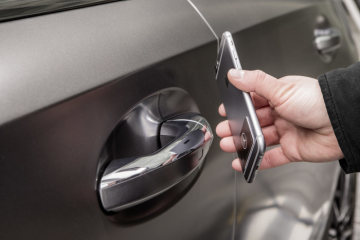 Digital Vehicle Key: The car can also be contactlessly opened, closed and started by means of Near Field Communication (NFC). This technology is used by the Digital Vehicle Key. The new A‑Class is now also available in Germany with a Digital Vehicle Key Sticker with a built-in NFC controller.