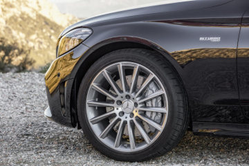 Mercedes-AMG C43 4MATIC Sedan, Night package und AMG Carbon-package II, Exterior: Exterior paint: obsidian black metallic, Wheel: 48,3 cm (19") AMG light-alloy wheels in several crossing design titanium grey coated and gloss-turned