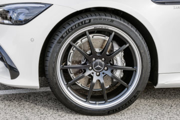Mercedes-AMG GT 53 4MATIC+ 4-Door Coupé, AMG Night-packet, Exterior: Exterior paint: designo diamond white bright, Wheel: AMG Performance wheels in several crossing design, colour variation black