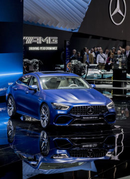World premiere of the Mercedes-AMG GT 4-Door Coupé: performance meets design; More space, more power, more goose pimples – the new Mercedes-AMG GT 4-Door model delivers driving experiences in new dimensions and extends the AMG model family. The new coupé is the first four-door sports car from Affalterbach and draws directly on the legendary SLS and AMG GT models of success. As another vehicle developed autonomously by Mercedes-AMG it combines unique design, high comfort and outstanding sports car engineering with an athletic, four-door fastback layout. It thus offers more space and more potential uses. Systematic expansion of the AMG GT family with the 4-door Coupé opens up the sports car segment to those looking for a vehicle for day-to-day use, but unwilling to go without the unparalleled performance of Mercedes-AMG. Fuel consumption combined 11,2 – 9,1 l/100 km; CO2 emissions combined 256 – 209 g/km**
** The stated figures (provisional data) were determined in accordance with the prescribed measuring method. These are the NEDC CO2 figures according to Art. 2 No. 1 Implementing Regulation (EU) 2017/1153. The fuel consumption figures were calculated based on these figures.
