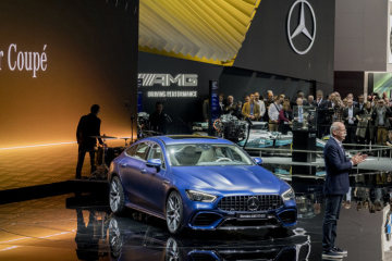 World premiere of the Mercedes-AMG GT 4-Door Coupé presented by Dr. Dieter Zetsche, Chairman of the Board of Management of Daimler AG and Head of Mercedes-Benz Cars: More space, more power, more goose pimples – the new Mercedes-AMG GT 4-Door model delivers driving experiences in new dimensions and extends the AMG model family. The new coupé is the first four-door sports car from Affalterbach and draws directly on the legendary SLS and AMG GT models of success. As another vehicle developed autonomously by Mercedes-AMG it combines unique design, high comfort and outstanding sports car engineering with an athletic, four-door fastback layout. It thus offers more space and more potential uses. Systematic expansion of the AMG GT family with the 4-door Coupé opens up the sports car segment to those looking for a vehicle for day-to-day use, but unwilling to go without the unparalleled performance of Mercedes-AMG.
Fuel consumption combined 11,2 – 9,1 l/100 km; CO2 emissions combined 256 – 209 g/km**
** The stated figures (provisional data) were determined in accordance with the prescribed measuring method. These are the NEDC CO2 figures according to Art. 2 No. 1 Implementing Regulation (EU) 2017/1153. The fuel consumption figures were calculated based on these figures.