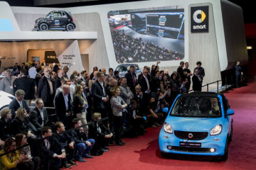 The battery-electric models from smart are the first series-produced vehicles of the Mercedes-Benz Cars EQ family. And smart is simplifying access to electric mobility: the new smart EQ control app is the digital extension of the smart EQ fortwo (combined power consumption: 13.0 – 12.9 kWh/100 km; combined CO2 emissions: 0 g/km*), smart EQ fortwo cabrio (combined power consumption: 13.1 – 13.0 kWh/100 km; combined CO2 emissions: 0 g/km*) and smart EQ forfour (combined power consumption: 13.2 – 13.1 kWh/100 km; combined CO2 emissions: 0 g/km*). This app combines numerous items of car-related information, such as the current charge level, the control of vehicle functions such as pre-entry climate control and charge management, and displays the corresponding information in personalised form. Another new feature is the 22 kW on‑board charger with fast charging function.