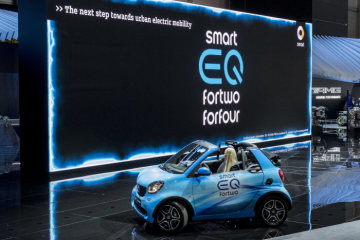 The battery-electric models from smart are the first series-produced vehicles of the Mercedes-Benz Cars EQ family. And smart is simplifying access to electric mobility: the new smart EQ control app is the digital extension of the smart EQ fortwo (combined power consumption: 13.0 – 12.9 kWh/100 km; combined CO2 emissions: 0 g/km*), smart EQ fortwo cabrio (combined power consumption: 13.1 – 13.0 kWh/100 km; combined CO2 emissions: 0 g/km*) and smart EQ forfour (combined power consumption: 13.2 – 13.1 kWh/100 km; combined CO2 emissions: 0 g/km*). This app combines numerous items of car-related information, such as the current charge level, the control of vehicle functions such as pre-entry climate control and charge management, and displays the corresponding information in personalised form. Another new feature is the 22 kW on‑board charger with fast charging function.
