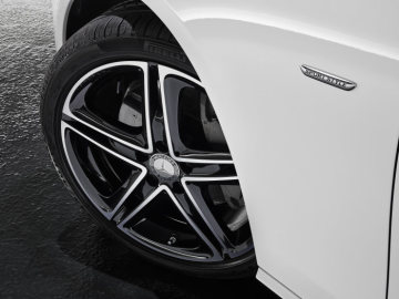 Mercedes Benz E-Class Avantgarde with SportStyle package and Aero Wheels, exterior: polar white, interior: nut brown/black