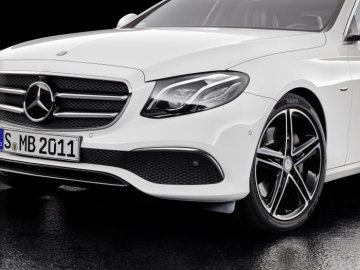 Mercedes Benz E-Class Avantgarde with SportStyle package and Aero Wheels, exterior: polar white, interior: nut brown/black