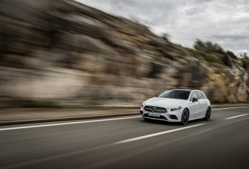 Mercedes-Benz A180 d AMG Line, digital white / Leather two-tone classic red/black