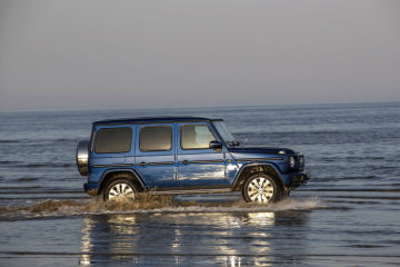 Mercedes-Benz G 500, brilliant blue metallic, designo nappa leather espresso brown/black.