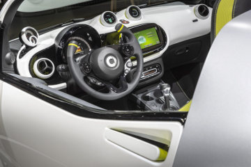 Das Showcar smart forease bei "Meet Mercedes". Im Molitor, das 2014 zum Luxushotel umgebaute ehemalige Schwimmbad, konnten sich die geladenen Journalisten über zahlreiche Neuheiten der Marke mit dem Stern informieren.