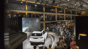 GLE Celebrates World Premiere at “Meet Mercedes” in Paris: Paris. On the eve of the 2018 Mondial de l’Auto Paris, Mercedes-Benz showcased the latest member of its premium SUV family, the new GLE. More than 400 invited guests witnessed the world premiere of the SUV trendsetter at the brand’s “Meet Mercedes” event. As in previous years, the Hotel Molitor, with its Art Deco design and street-art elements, provided the perfect setting for the popular event format. Besides a best-in-class cd figure of 0.29, the GLE also offers a compelling new opera ting concept, innovative driver assistance systems, a new engine line-up and considerably more space. (fuel consuption combined: 9,4–8,3 l/100 km; CO2-Emissionen kombiniert: 214–190 g/km)