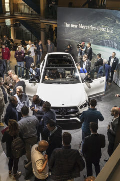 GLE Celebrates World Premiere at “Meet Mercedes” in Paris: Paris. On the eve of the 2018 Mondial de l’Auto Paris, Mercedes-Benz showcased the latest member of its premium SUV family, the new GLE. More than 400 invited guests witnessed the world premiere of the SUV trendsetter at the brand’s “Meet Mercedes” event. As in previous years, the Hotel Molitor, with its Art Deco design and street-art elements, provided the perfect setting for the popular event format. Besides a best-in-class cd figure of 0.29, the GLE also offers a compelling new operating concept, innovative driver assistance systems, a new engine line-up and considerably more space. (fuel consuption combined: 9,4–8,3 l/100 km; CO2-Emissionen kombiniert: 214–190 g/km)