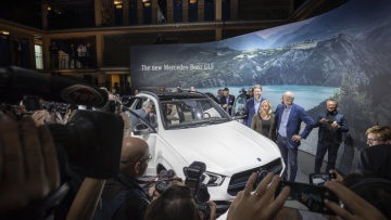 GLE Celebrates World Premiere at “Meet Mercedes” in Paris: Paris. On the eve of the 2018 Mondial de l’Auto Paris, Mercedes-Benz showcased the latest member of its premium SUV family, the new GLE. More than 400 invited guests witnessed the world premiere of the SUV trendsetter at the brand’s “Meet Mercedes” event. As in previous years, the Hotel Molitor, with its Art Deco design and street-art elements, provided the perfect setting for the popular event format. Besides a best-in-class cd figure of 0.29, the GLE also offers a compelling new operating concept, innovative driver assistance systems, a new engine line-up and considerably more space. (fuel consuption combined: 9,4–8,3 l/100 km; CO2-Emissionen kombiniert: 214–190 g/km)