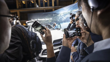 GLE Celebrates World Premiere at “Meet Mercedes” in Paris: Paris. On the eve of the 2018 Mondial de l’Auto Paris, Mercedes-Benz showcased the latest member of its premium SUV family, the new GLE. More than 400 invited guests witnessed the world premiere of the SUV trendsetter at the brand’s “Meet Mercedes” event. As in previous years, the Hotel Molitor, with its Art Deco design and street-art elements, provided the perfect setting for the popular event format. Besides a best-in-class cd figure of 0.29, the GLE also offers a compelling new operating concept, innovative driver assistance systems, a new engine line-up and considerably more space. (fuel consuption combined: 9,4–8,3 l/100 km; CO2-Emissionen kombiniert: 214–190 g/km)