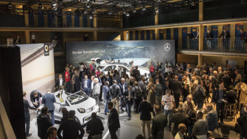 At Meet Mercedes at the Molitor, the former iconic swimming pool converted into a luxury hotel in 2014, invited journalists enjoyed an exclusive insight into several new products and technologies from the brand with the three-pointed star. Also unveiled alongside the new GLE were the Mercedes-AMG A 35 4MATIC (fuel consumption combined 7.4-7.3 l/100 km; CO2 emissions combined 169-167 g/km)   and the smart forease show car, which will celebrate their world premieres tomorrow at the Mercedes-Benz press conference at the 2018 Mondial de l’Auto Paris. Another world premiere scheduled for tomorrow is that of the new Mercedes-Benz B-Class. Celebrating its show premiere is the EQC, the first battery-electric vehicle from the EQ product and technology brand.