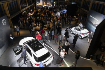 GLE Celebrates World Premiere at “Meet Mercede s” in Paris: Paris. On the eve of the 2018 Mondial de l’Auto Paris, Mercedes-Benz showcased the latest member of its premium SUV family, the new GLE. More than 400 invited guests witnessed the world premiere of the SUV trendsetter at the brand’s “Meet Mercedes” event. As in previous years, the Hotel Molitor, with its Art Deco design and street-art elements, provided the perfect setting for the popular event format. Besides a best-in-class cd figure of 0.29, the GLE also offers a compelling new operating concept, innovative driver assistance systems, a new engine line-up and considerably more space. (fuel consuption combined: 9,4–8,3 l/100 km; CO2-Emissionen kombiniert: 214–190 g/km)