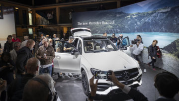 GLE Celebrates World Premiere at “Meet Mercede s” in Paris: Paris. On the eve of the 2018 Mondial de l’Auto Paris, Mercedes-Benz showcased the latest member of its premium SUV family, the new GLE. More than 400 invited guests witnessed the world premiere of the SUV trendsetter at the brand’s “Meet Mercedes” event. As in previous years, the Hotel Molitor, with its Art Deco design and street-art elements, provided the perfect setting for the popular event format. Besides a best-in-class cd figure of 0.29, the GLE also offers a compelling new operating concept, innovative driver assistance systems, a new engine line-up and considerably more space. (fuel consuption combined: 9,4–8,3 l/100 km; CO2-Emissionen kombiniert: 214–190 g/km)