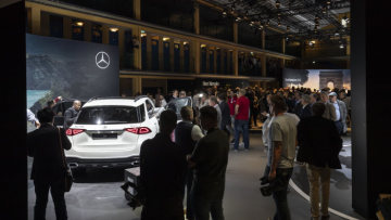 GLE Celebrates World Premiere at “Meet Mercede s” in Paris: Paris. On the eve of the 2018 Mondial de l’Auto Paris, Mercedes-Benz showcased the latest member of its premium SUV family, the new GLE. More than 400 invited guests witnessed the world premiere of the SUV trendsetter at the brand’s “Meet Mercedes” event. As in previous years, the Hotel Molitor, with its Art Deco design and street-art elements, provided the perfect setting for the popular event format. Besides a best-in-class cd figure of 0.29, the GLE also offers a compelling new operating concept, innovative driver assistance systems, a new engine line-up and considerably more space. (fuel consuption combined: 9,4–8,3 l/100 km; CO2-Emissionen kombiniert: 214–190 g/km)