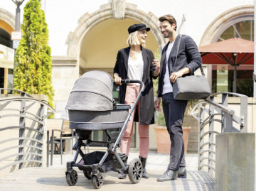 “DESSIN Deep Sea” Infant Carrier Bed in anthracite / dove blue with Undercarriage in “Sea Skin” colour-tone; Accessorie: diaper bag.