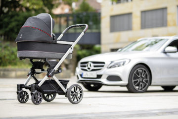 “DESSIN Sport” Infant Carrier Bed in black / anthracite / silver; AMG inspired 5-twin-spoke wheel design, air-chambe red tyres and adjustable Suspension.