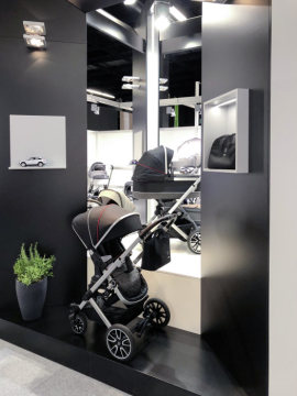 “DESSIN Sport” Infant Seat Carrier in black / anthracite / silver; AMG inspired 5-twin-spoke wheel design, air-chambered tyres and adjustable suspension; Accessories: Handlebar bag.