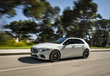 Mercedes-Benz A180 d AMG Line, digital white / Leather two-tone classic red/black