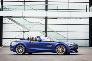 Mercedes-AMG GT C Roadster (2018), brilliant blue