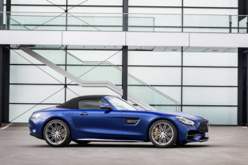 Mercedes-AMG GT C Roadster (2018), brilliant blue