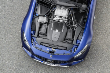 Mercedes-AMG GT C Roadster (2018), brilliant blue, Engine with cover carbon