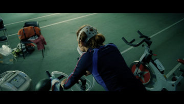 At the heart of the campaign is the nearly five-minute film "In the long run". It shows a strong woman who is training hard for her dream: taking part in her first ever triathlon.