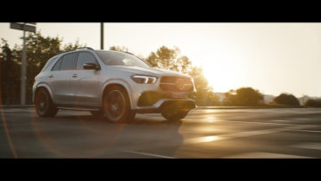 The campaign is complemented by a web special and a series of print motifs. The webspecial encompasses a campaign page which puts the spotlight on the cinematic imagery of the new GLE.