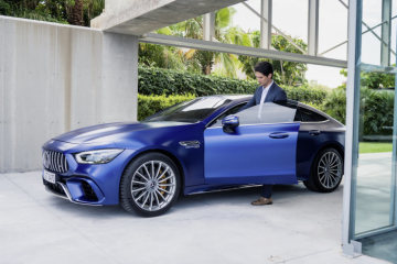 The film shows sequences alternating between sporty driving on a racetrack and snippets from the life of the main protagonist. His everyday life feels like a race to him.