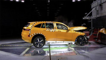 Mercedes-Benz EQC: Crash-testing at the Mercedes-Benz Technology Centre for Vehicle Safety (TFS) in Sindelfingen.