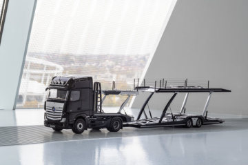 Mercedes-Benz vehicle transporter 1:18: Mercedes-Benz Actros Edition 1 tractor unit with trailer in 1:18 scale