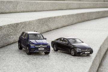 Mercedes-Benz GLE, brilliant blue  &  Mercedes-Benz CLS, graphite gray in 1:18 scale