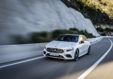 Mercedes-Benz A180 d AMG Line, digital white / Leather two-tone classic red/black