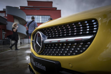 An exclusive look at the world premieres, a relaxed atmosphere and plenty of room to chat: Ahead of the press days at the Geneva International Motor Show, Mercedes-Benz tells an invited audience of media representatives about the world premieres scheduled for one of the industry’s most important  shows. Focal points included the presentation of the facelifted GLC, the AMG GLE 53 4MATIC+ (fuel consumption combined: 9.3 l/100 km; CO2 emissions combined: 212 g/km)1 and the AMG GT R Roadster (fuel consumption combined: 12.5 l/100 km; CO2 emissions combined: 284 g/km).