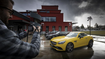 An exclusive look at the world premieres, a relaxed atmosphere and plenty of room to chat: Ahead of the press days at the Geneva International Motor Show, Mercedes-Benz tells an invited audience of media representatives about the world premieres scheduled for one of the industry’s most important  shows. Focal points included the presentation of the facelifted GLC, the AMG GLE 53 4MATIC+ (fuel consumption combined: 9.3 l/100 km; CO2 emissions combined: 212 g/km)1 and the AMG GT R Roadster (fuel consumption combined: 12.5 l/100 km; CO2 emissions combined: 284 g/km).