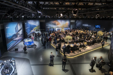 An exclusive look at the world premieres, a relaxed atmosphere and plenty of room to chat: Ahead of the press days at the Geneva International Motor Show, Mercedes-Benz tells an invited audience of media representatives about the world premieres scheduled for one of the industry’s most important  shows. Focal points included the presentation of the facelifted GLC, the AMG GLE 53 4MATIC+ (fuel consumption combined: 9.3 l/100 km; CO2 emissions combined: 212 g/km)1 and the AMG GT R Roadster (fuel consumption combined: 12.5 l/100 km; CO2 emissions combined: 284 g/km).