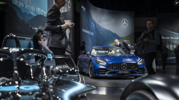 An exclusive look at the world premieres, a relaxed atmosphere and plenty of room to chat: Ahead of the press days at the Geneva International Motor Show, Mercedes-Benz tells an invited audience of media representatives about the world premieres scheduled for one of the industry’s most important  shows. Focal points included the presentation of the facelifted GLC, the AMG GLE 53 4MATIC+ (fuel consumption combined: 9.3 l/100 km; CO2 emissions combined: 212 g/km)1 and the AMG GT R Roadster (fuel consumption combined: 12.5 l/100 km; CO2 emissions combined: 284 g/km).