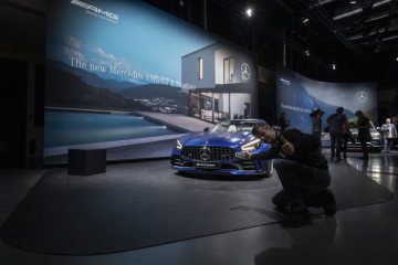 An exclusive look at the world premieres, a relaxed atmosphere and plenty of room to chat: Ahead of the press days at the Geneva International Motor Show, Mercedes-Benz tells an invited audience of media representatives about the world premieres scheduled for one of the industry’s most important  shows. Focal points included the presentation of the facelifted GLC, the AMG GLE 53 4MATIC+ (fuel consumption combined: 9.3 l/100 km; CO2 emissions combined: 212 g/km)1 and the AMG GT R Roadster (fuel consumption combined: 12.5 l/100 km; CO2 emissions combined: 284 g/km).