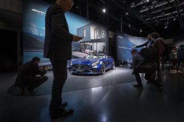 An exclusive look at the world premieres, a relaxed atmosphere and plenty of room to chat: Ahead of the press days at the Geneva International Motor Show, Mercedes-Benz tells an invited audience of media representatives about the world premieres scheduled for one of the industry’s most important  shows. Focal points included the presentation of the facelifted GLC, the AMG GLE 53 4MATIC+ (fuel consumption combined: 9.3 l/100 km; CO2 emissions combined: 212 g/km)1 and the AMG GT R Roadster (fuel consumption combined: 12.5 l/100 km; CO2 emissions combined: 284 g/km).