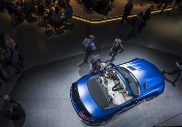An exclusive look at the world premieres, a relaxed atmosphere and plenty of room to chat: Ahead of the press days at the Geneva International Motor Show, Mercedes-Benz tells an invited audience of media representatives about the world premieres scheduled for one of the industry’s most important  shows. Focal points included the presentation of the facelifted GLC, the AMG GLE 53 4MATIC+ (fuel consumption combined: 9.3 l/100 km; CO2 emissions combined: 212 g/km)1 and the AMG GT R Roadster (fuel consumption combined: 12.5 l/100 km; CO2 emissions combined: 284 g/km).
