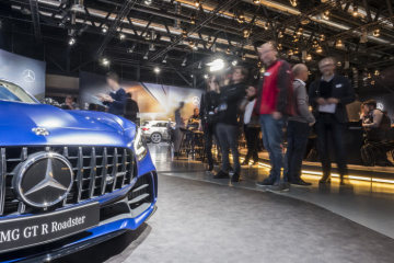 An exclusive look at the world premieres, a relaxed atmosphere and plenty of room to chat: Ahead of the press days at the Geneva International Motor Show, Mercedes-Benz tells an invited audience of media representatives about the world premieres scheduled for one of the industry’s most important  shows. Focal points included the presentation of the facelifted GLC, the AMG GLE 53 4MATIC+ (fuel consumption combined: 9.3 l/100 km; CO2 emissions combined: 212 g/km)1 and the AMG GT R Roadster (fuel consumption combined: 12.5 l/100 km; CO2 emissions combined: 284 g/km).