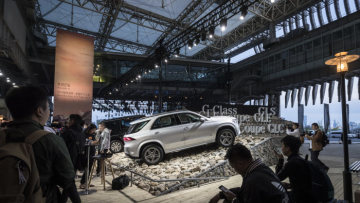 On the eve of the 18th Auto Shanghai, Mercedes-Benz presented no fewer than three SUVs: the Concept GLB, the battery-powered EQC (electricity consumption combined: 20.8 – 19.7 kWh/100 km; CO2 emissions combined: 0 g/km)* and the Mercedes-Benz GLE.