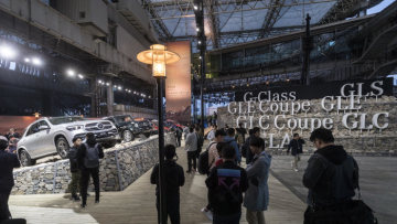On the eve of the 18th Auto Shanghai, Mercedes-Benz presented no fewer than three SUVs: the Concept GLB, the battery-powered EQC (electricity consumption combined: 20.8 – 19.7 kWh/100 km; CO2 emissions combined: 0 g/km)* and the Mercedes-Benz GLE.