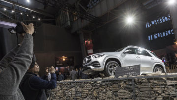 On the eve of the 18th Auto Shanghai, Mercedes-Benz presented no fewer than three SUVs: the Concept GLB, the battery-powered EQC (electricity consumption combined: 20.8 – 19.7 kWh/100 km; CO2 emissions combined: 0 g/km)* and the Mercedes-Benz GLE.