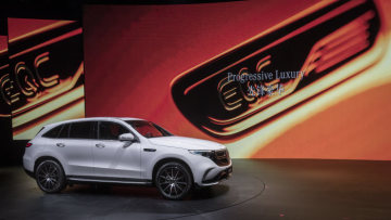 On the eve of the 18th Auto Shanghai the brand with the three-pointed star is presenting the Mercedes-Benz of electric vehicles, the EQC, for the first time in China. The ECC is presented by Hubertus Troska, Member of the Management Board of Daimler AG responsible for China activities. (electricity consumption combined: 20.8 – 19.7 kWh/100 km; CO2 emissions combined: 0 g/km)*