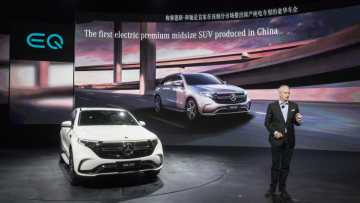 On the eve of the 18th Auto Shanghai the brand with the three-pointed star is presenting the Mercedes-Benz of electric vehicles, the EQC, for the first time in China. The ECC is presented by Hubertus Troska, Member of the Management Board of Daimler AG responsible for China activities. (electricity consumption combined: 20.8 – 19.7 kWh/100 km; CO2 emissions combined: 0 g/km)*